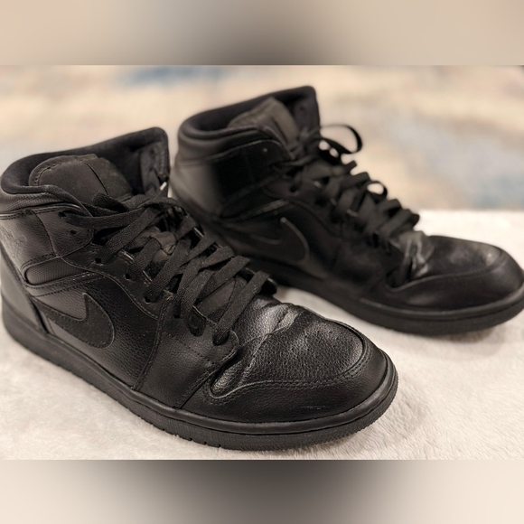 air jordan 1 retro mid triple black